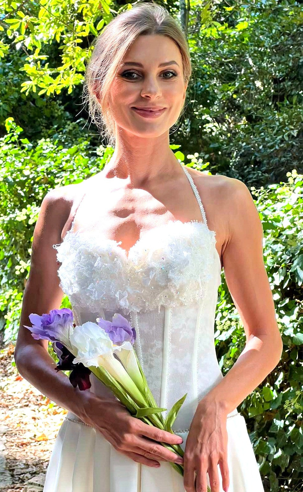 Rochie de mireasă cu corset și mărgele de cristal