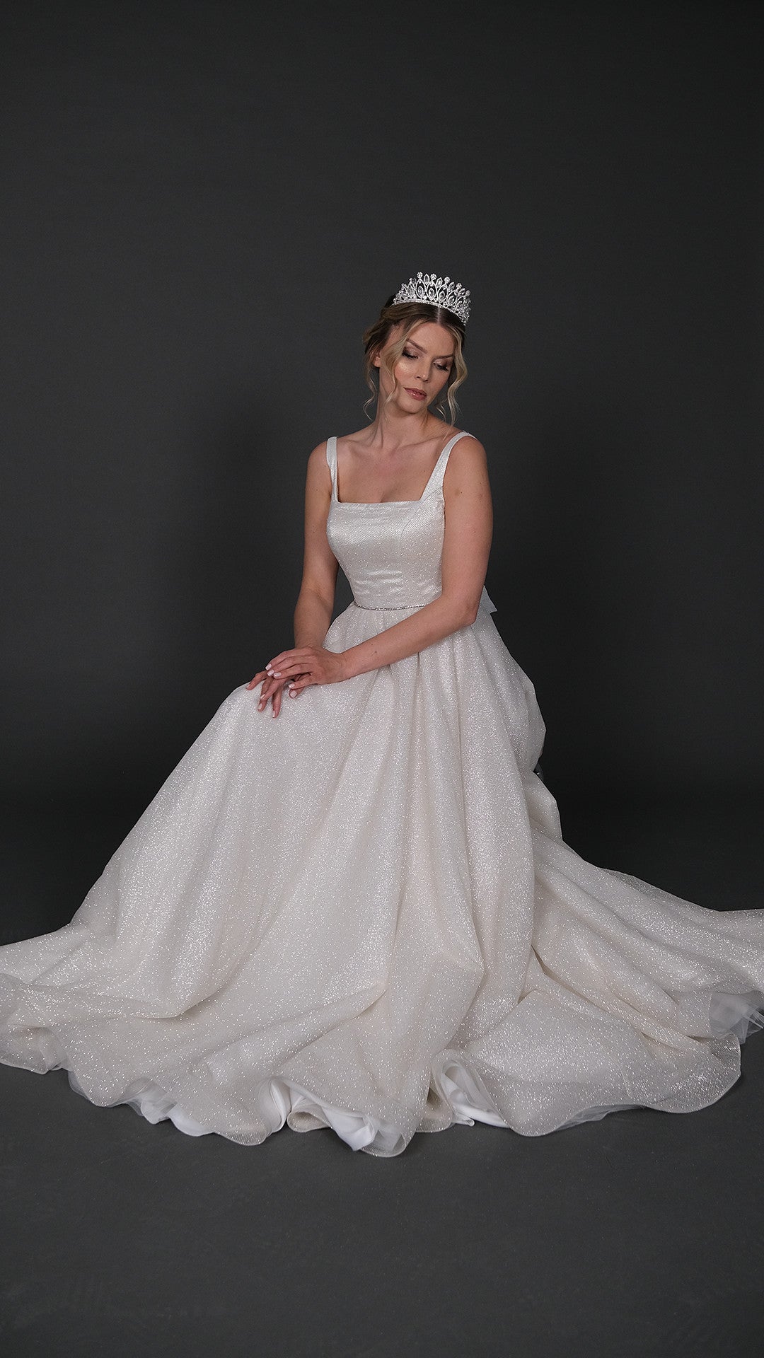 Rochie de mireasă Dılay cu fustă îngustă și linie A