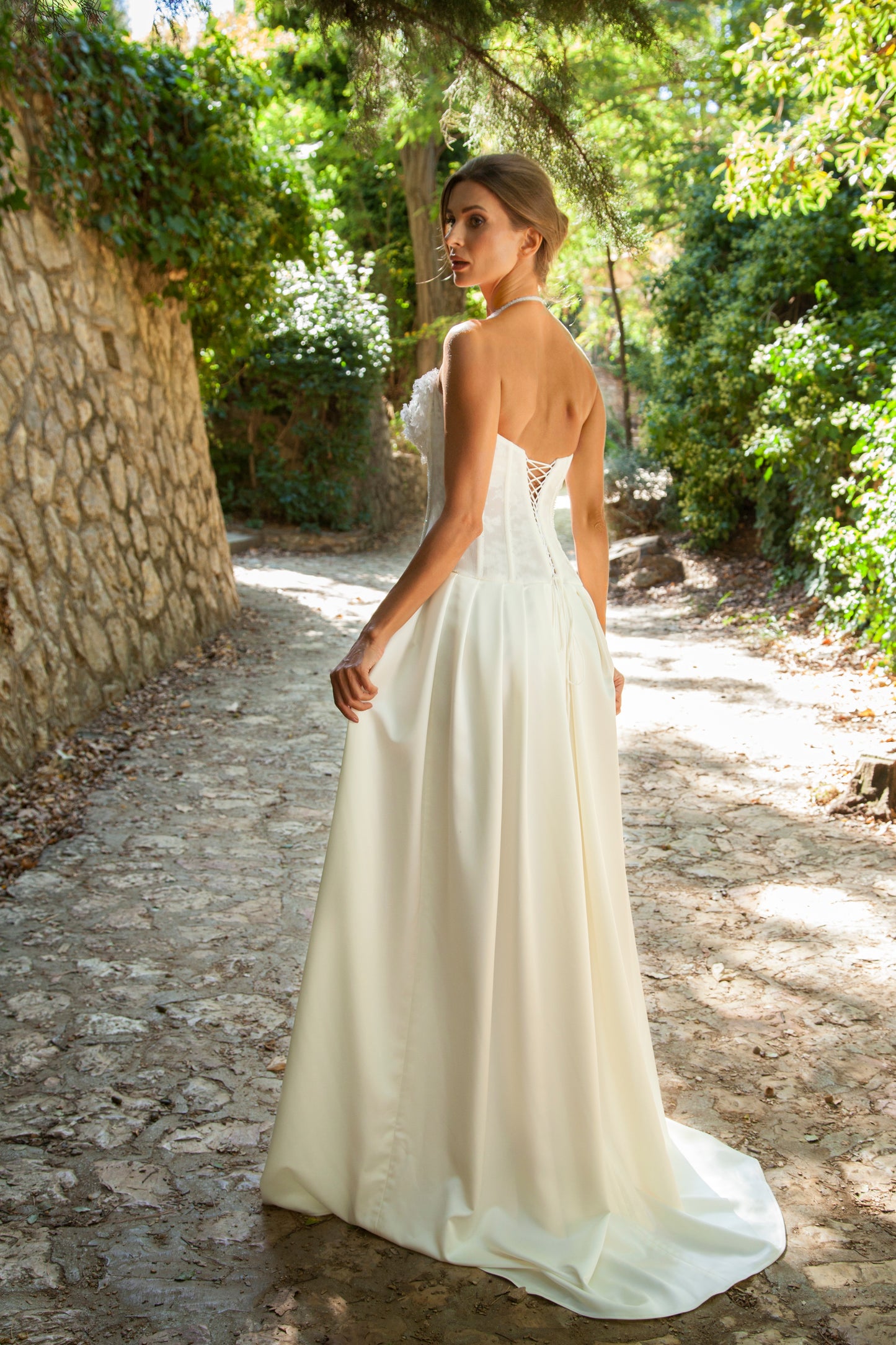 Rochie de mireasă cu corset și mărgele de cristal